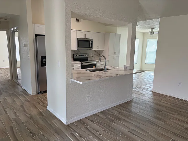 4342 Las Palmas Ave — Photo 4