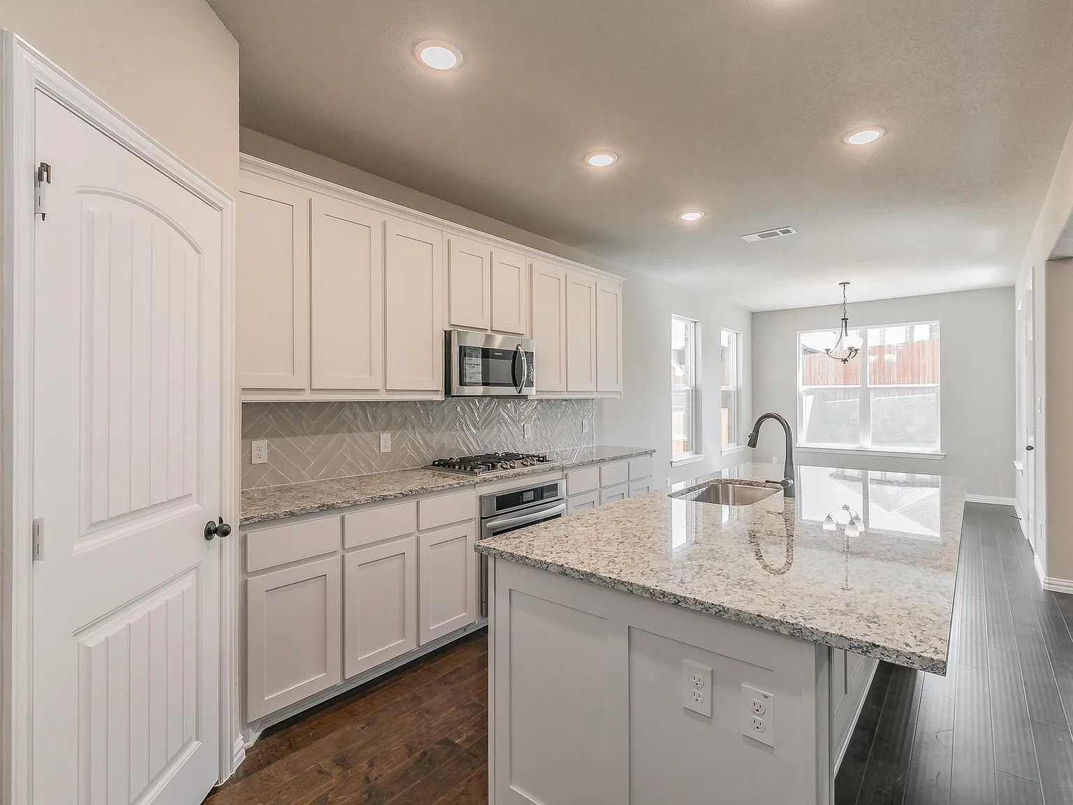 4 bed, 1939 sqft, $3,200 — Photo 3