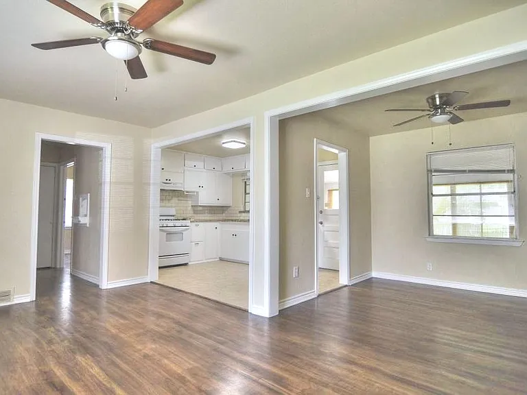11015 Visalia Dr — Photo 3