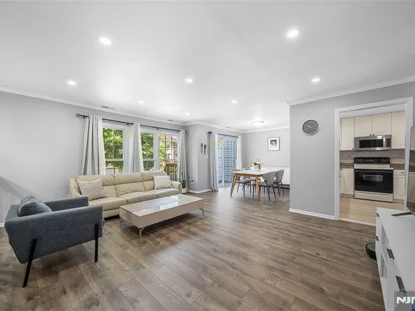 250 Village Circle Dr, Fort Lee, NJ 07024