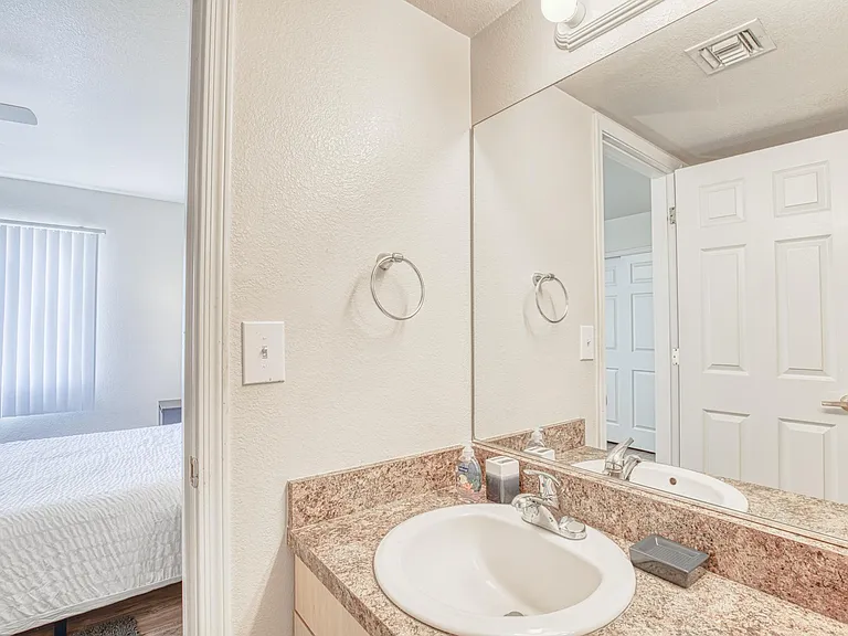 1833 E Water St #2 — Photo 32