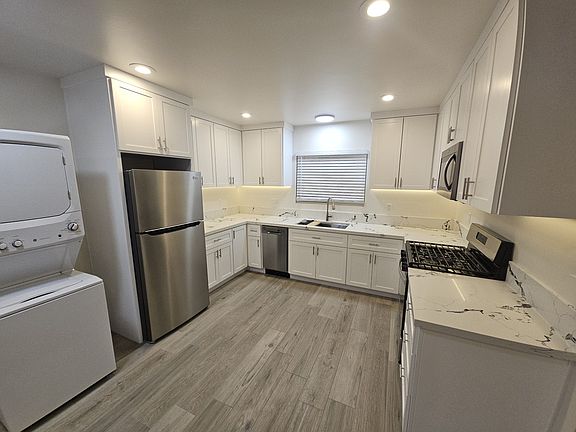 3rd image of 390 N Westwind Dr
