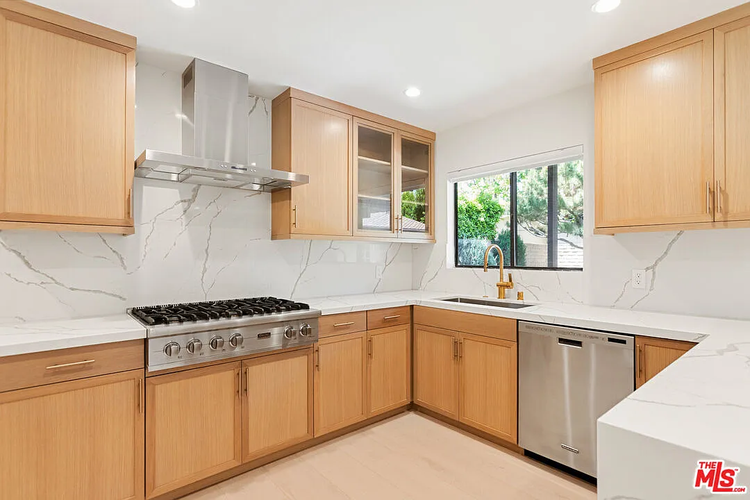 5 bed, 4.0 bath, 3400 sqft, $11,000 — Photo 3