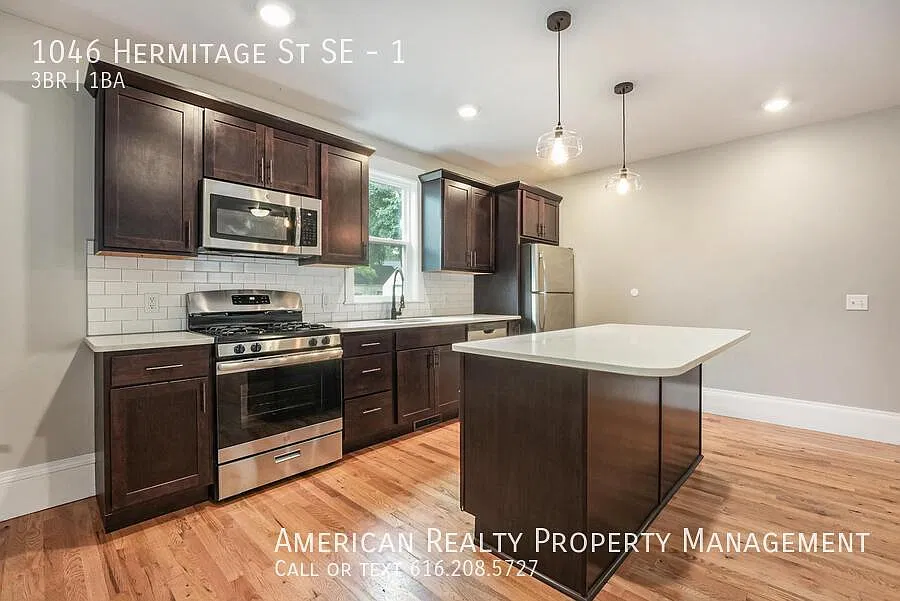 1046 Hermitage St SE — Photo 3