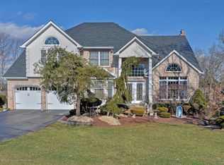 6 Hickory Ct, Manalapan, NJ 07726