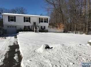 65 Fairlawn Dr, Hewitt, NJ 07421