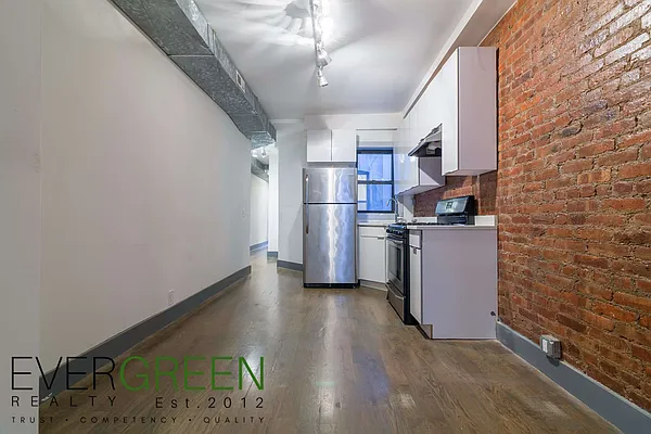 Rented by Evergreen Apartments BK | media 9