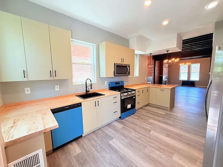 1527 Hoff St — Photo 3