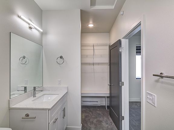 Full bathroom connected to walk-in closet