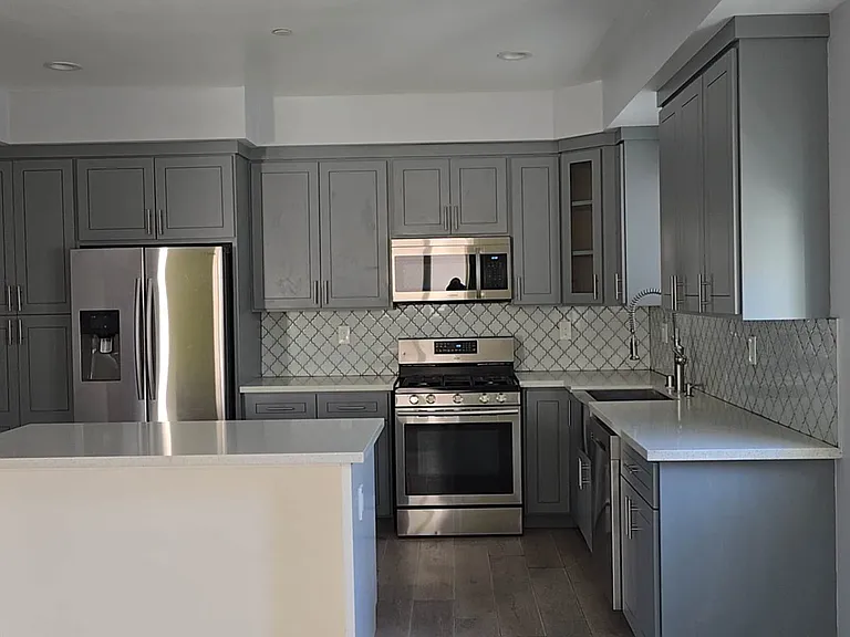 2250 W 14th St — Photo 10