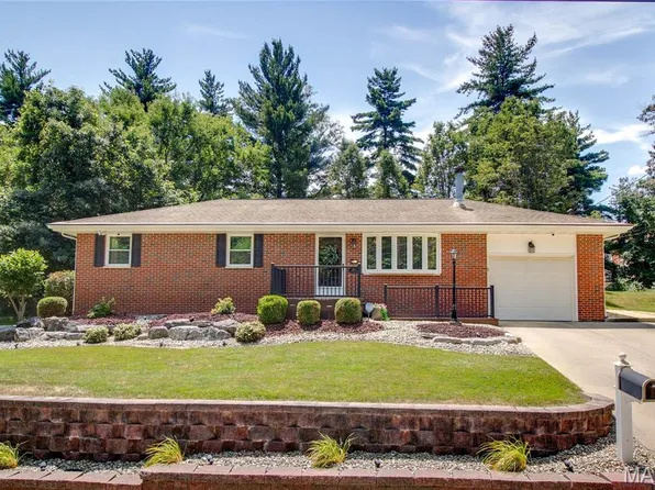 2421 Woodcrest Dr, Alton, IL 62002