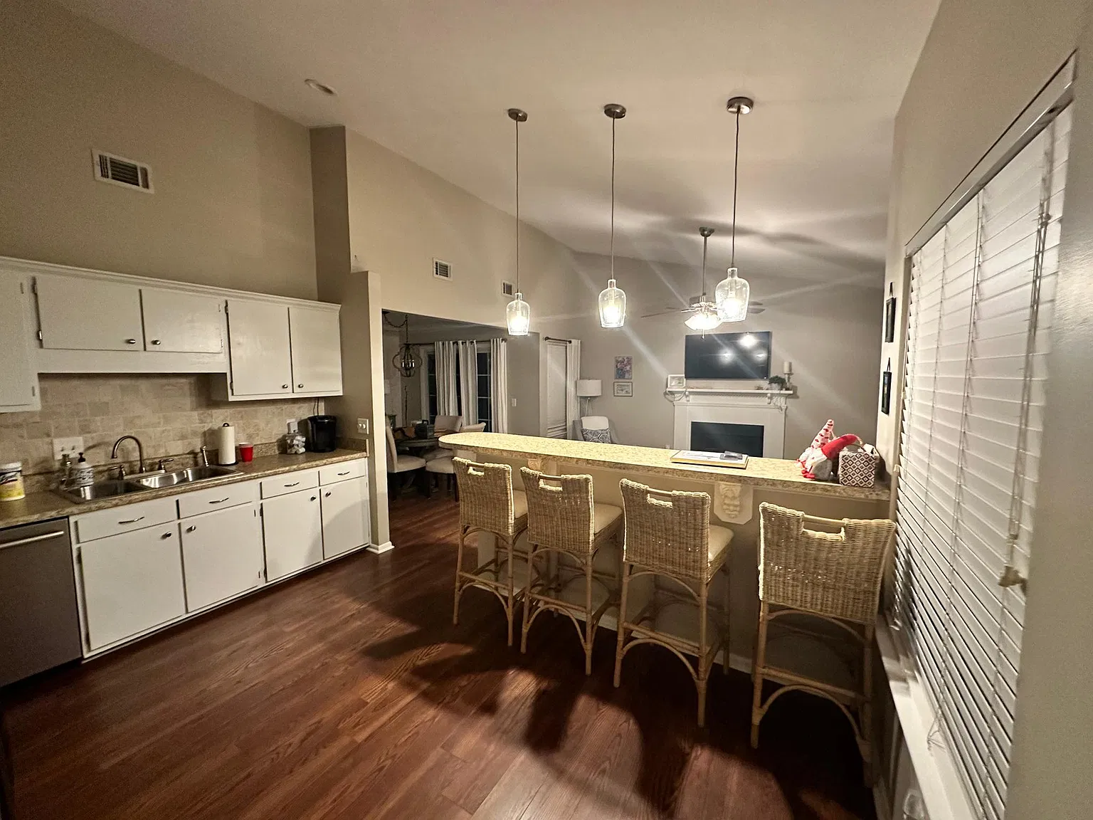 3 bed, 1327 sqft, $3,200 — Photo 3