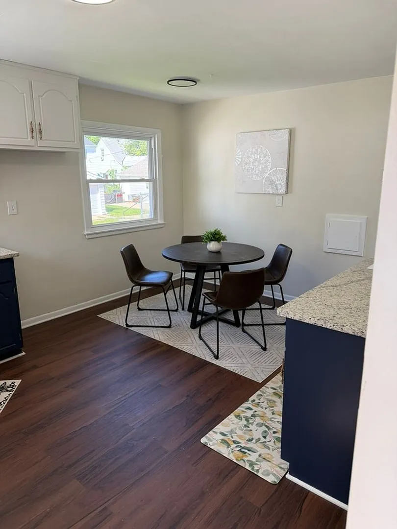 Beautiful 3-bedroom 2-bathroom single family with garage parking in a GREAT neighborhood! — Photo 3