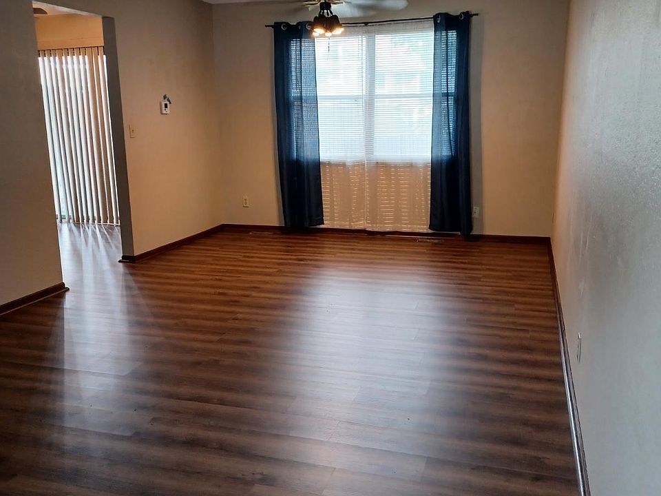 1st image of 864 Lakeview Dr
