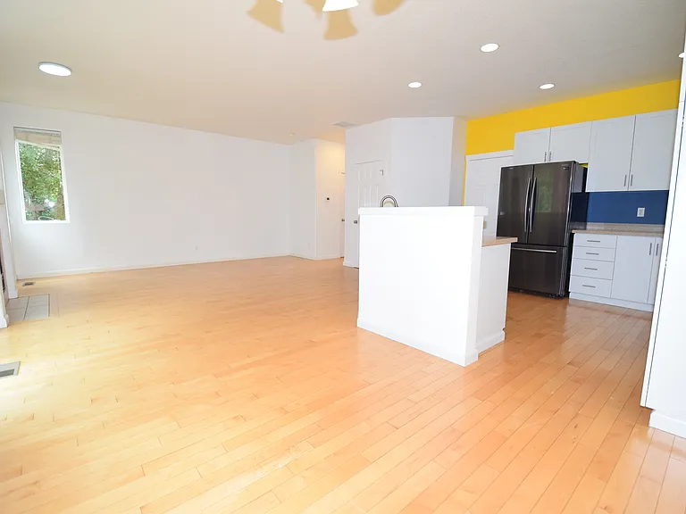 432 NE 57th Ave — Photo 4