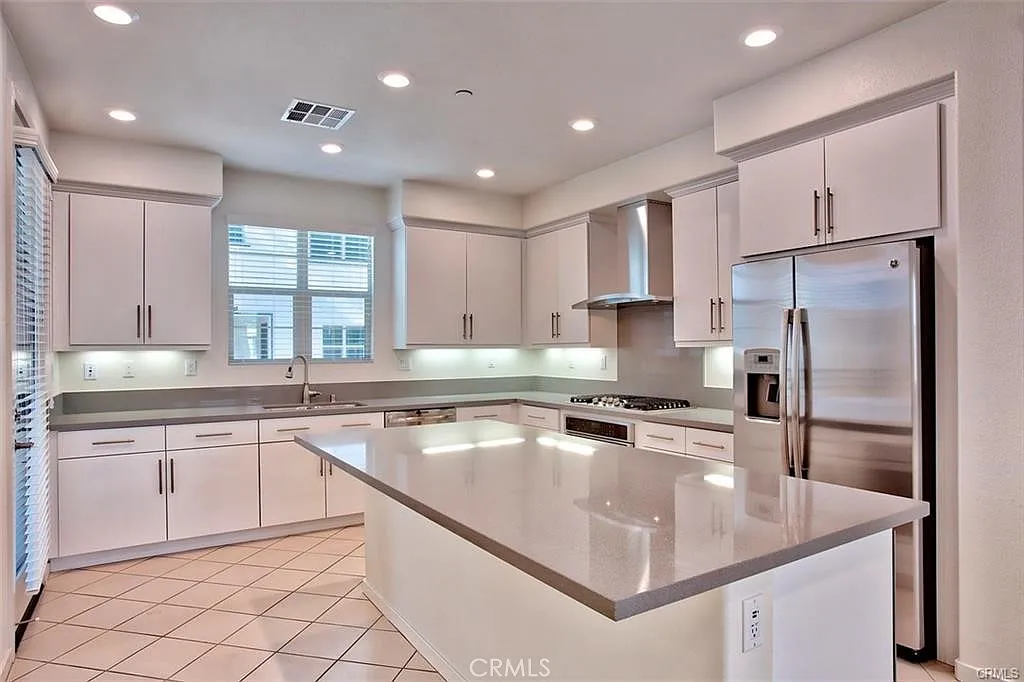2 bed, 2.5 bath, 1694 sqft, $4,100 — Photo 2
