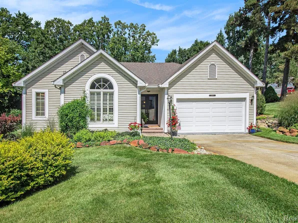 10697 Charring Cross Cir, Whitmore Lake, MI 48189