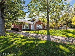 24099 W River Rd, Grosse Ile, MI 48138