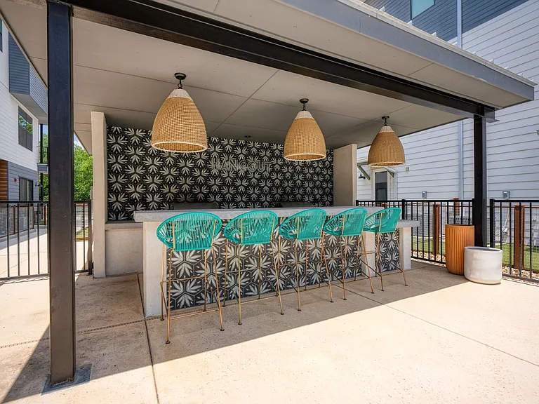 1208 N Academy Ave — Photo 3