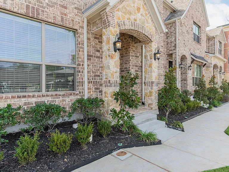 2225 Apex Dr — Photo 3