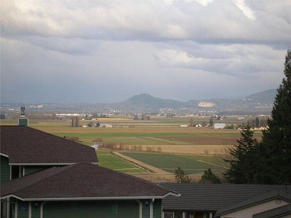 Stunning views to enjoy the changing seasons of the NW.Community of 9 homes is hard to find . 361' o