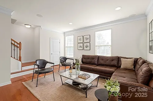 1304 Queen Lyon Ct Photo 1