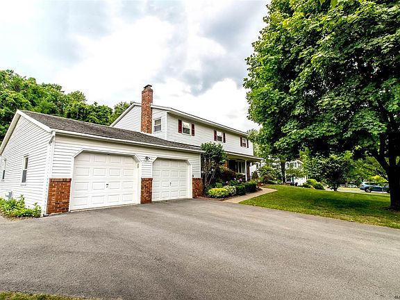 4th image of 39 Rolling Brook Dr