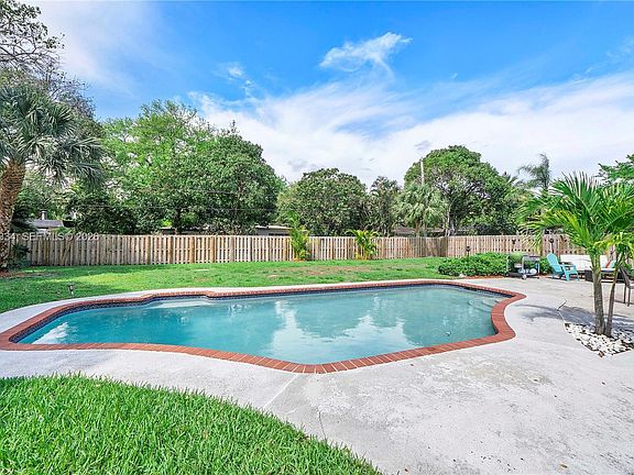 2nd image of 885 Camellia Ct