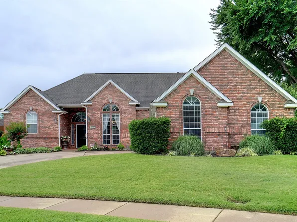 2704 Holly Brook Ct, Bedford, TX 76021