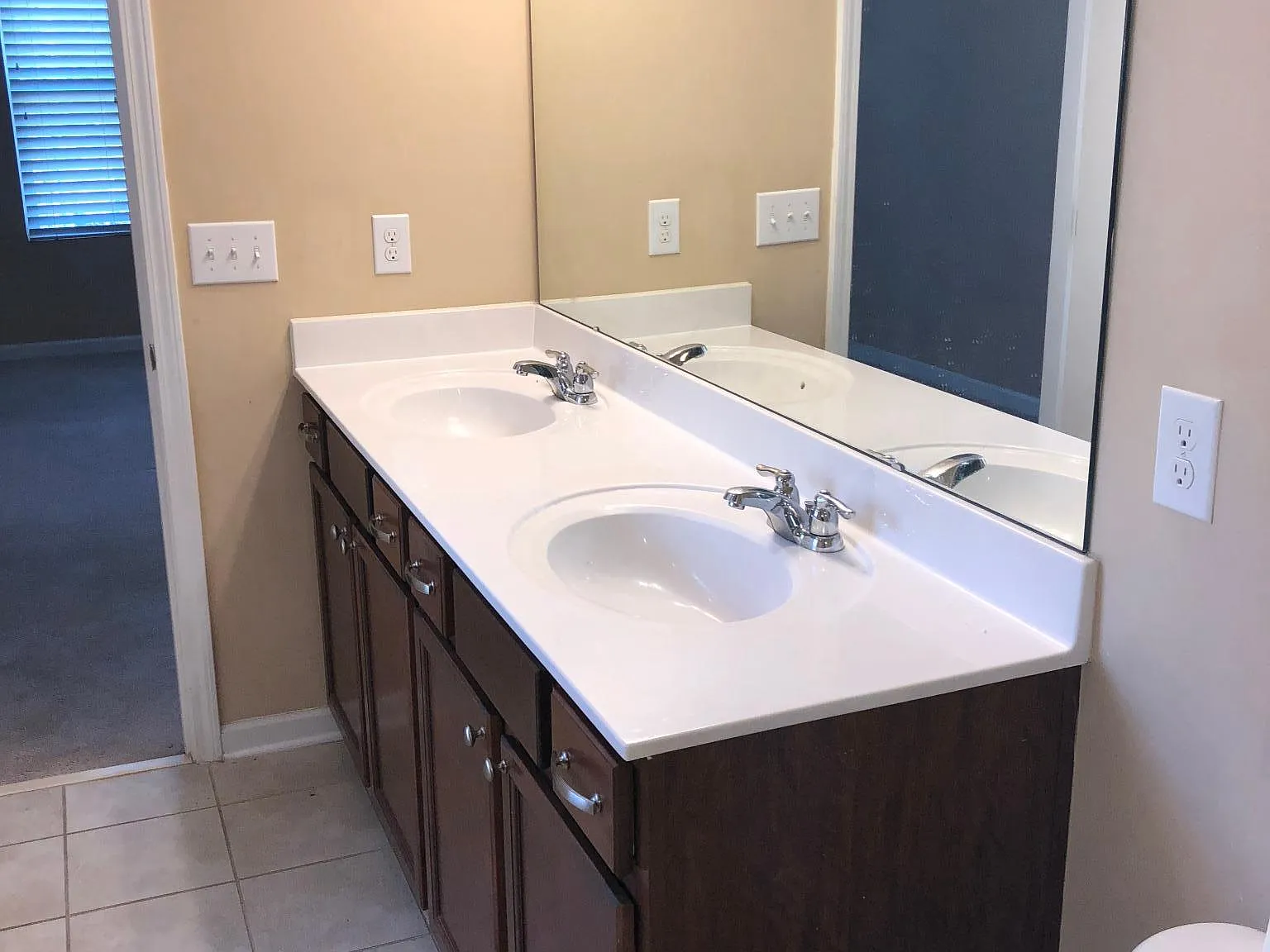 3 bed, 2.5 bath, 2600 sqft, $2,600 — Photo 3