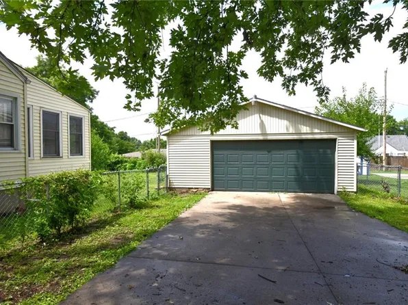 9604 E 32nd St S, Independence, MO 64052