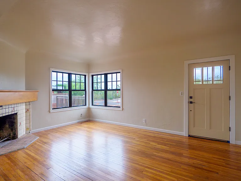 1404 E Silver St — Photo 4