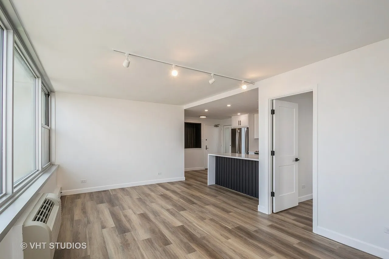 2 bed, 870 sqft, $3,150 — Photo 2