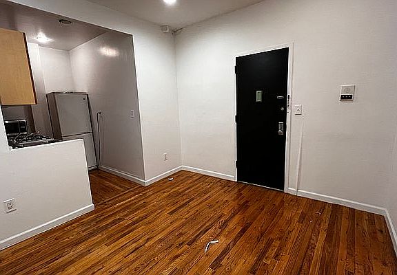 4th image of 226 E 83rd St APT 12
