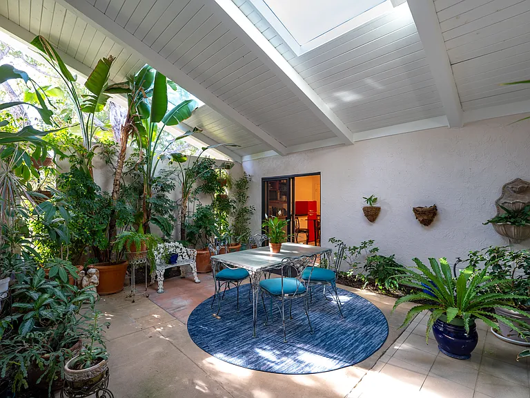 10401 Laramie Ave — Photo 11