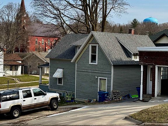 5th image of 210 E Pine St