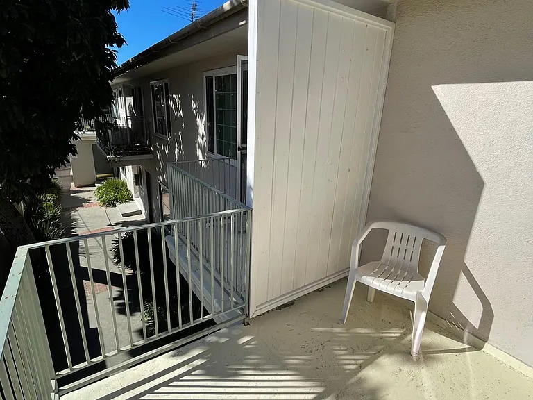 1433 Yale St #E — Photo 11