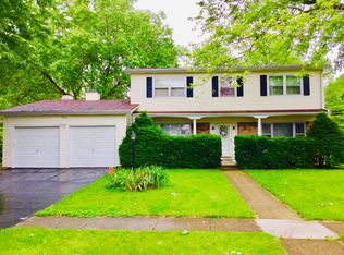 1014 Hollycrest Dr, Champaign, IL 61821