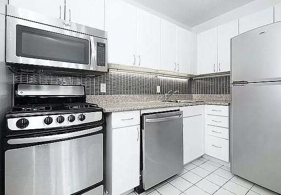 3rd image of 460 W 20th St APT 3D