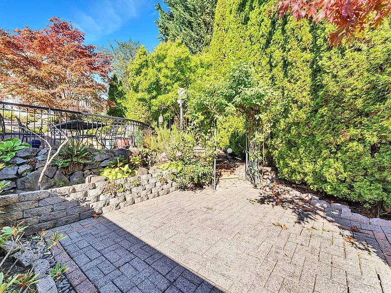1620 NW Barnsley Ct — Photo 35