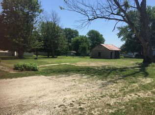 10 Tremont St, Barry, IL 62312