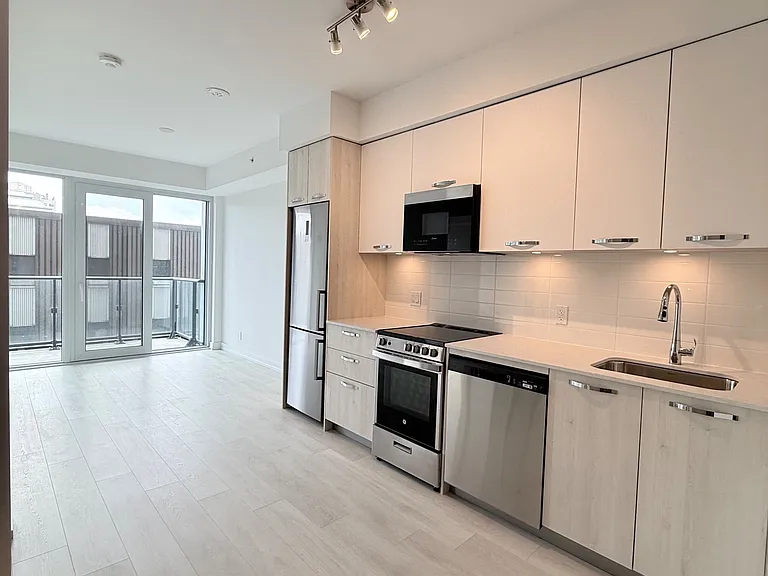 75 James St S #623 — Photo 8