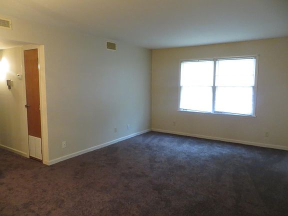 4th image of 970 Leawood Dr APT 1