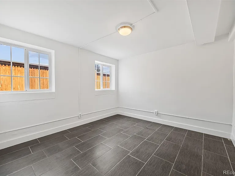 2290 Jasmine St — Photo 37
