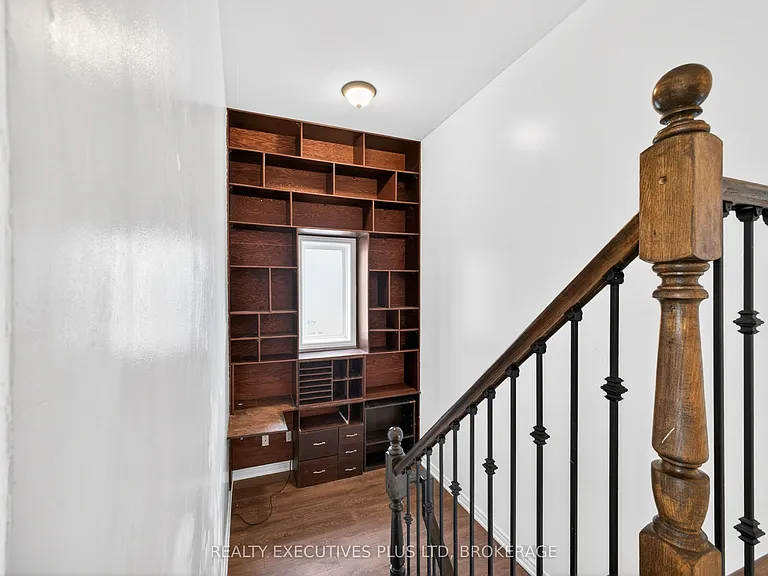 389 Wright Cres — Photo 17