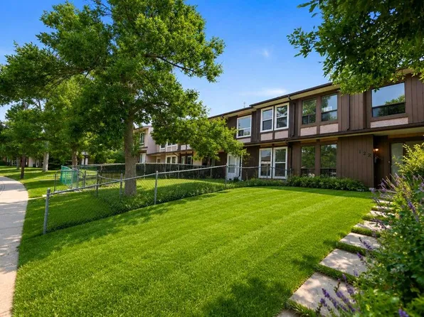 122 W Berkley Way NW, Calgary, AB T3K 1B6