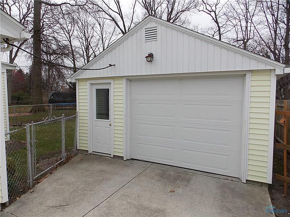 3rd image of 917 Amsden Blvd