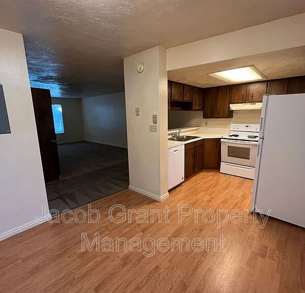 735 Whittier St — Photo 3