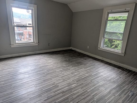 2nd image of 24 Bank St #B