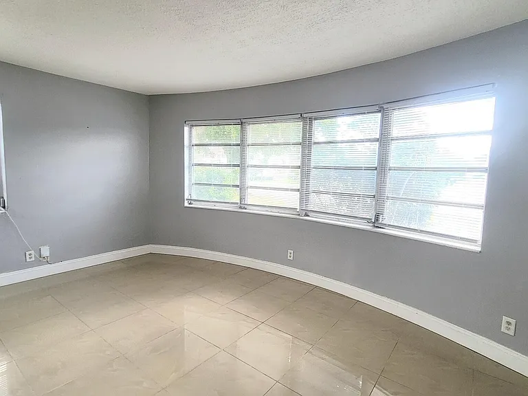 1821 NE 56th St #4 — Photo 3